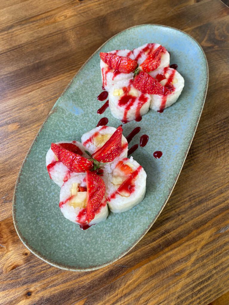 8 vegane sweer fruit roll Sushis mit Erdbeerenstuecken und Himbeersosse